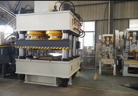 沖壓機捶打鋼板 沖壓機捶打鋼板