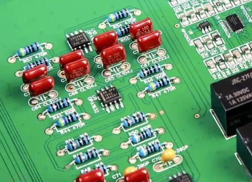 運算放大器反饋網絡中電阻電容的補償設計與穩定性分析